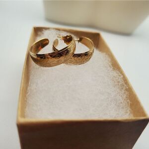 Celtic floral closionne gold toned hoop earrings classic wardrobe‎ staple